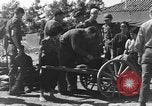 Image américains Traiter les civils blessés Okinawa îles Ryukyu, 1945, de la seconde 51 séquences d'archives historiques vidéo 65675051474