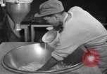 Standbild Vorbereitung der Teig Muttern Uijongbu Südkorea, 1954, aus Sekunde 24 historischem Filmmaterial Videoclip 65675051544