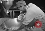 Standbild Vorbereitung der Teig Muttern Uijongbu Südkorea, 1954, aus Sekunde 25 historischem Filmmaterial Videoclip 65675051544