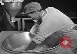 Standbild Vorbereitung der Teig Muttern Uijongbu Südkorea, 1954, aus Sekunde 26 historischem Filmmaterial Videoclip 65675051544