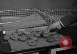 Immagine di Preparazione di pasta dadi Uijongbu Corea del Sud, 1954, secondo 29 filmato di repertorio 65675051545