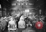 Standbild japanische Arbeiter in den Munitionsfabriken Japan, 1943, aus Sekunde 12 historischem Filmmaterial Videoclip 65675051698