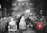 Standbild japanische Arbeiter in den Munitionsfabriken Japan, 1943, aus Sekunde 14 historischem Filmmaterial Videoclip 65675051698
