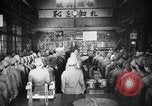 Standbild japanische Arbeiter in den Munitionsfabriken Japan, 1943, aus Sekunde 15 historischem Filmmaterial Videoclip 65675051698