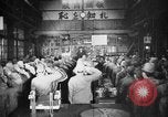 Standbild japanische Arbeiter in den Munitionsfabriken Japan, 1943, aus Sekunde 17 historischem Filmmaterial Videoclip 65675051698
