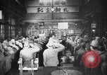 Standbild japanische Arbeiter in den Munitionsfabriken Japan, 1943, aus Sekunde 18 historischem Filmmaterial Videoclip 65675051698