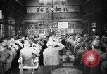 Standbild japanische Arbeiter in den Munitionsfabriken Japan, 1943, aus Sekunde 20 historischem Filmmaterial Videoclip 65675051698