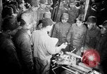 Standbild japanische Arbeiter in den Munitionsfabriken Japan, 1943, aus Sekunde 26 historischem Filmmaterial Videoclip 65675051698