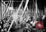 Standbild japanische Arbeiter in den Munitionsfabriken Japan, 1943, aus Sekunde 30 historischem Filmmaterial Videoclip 65675051698