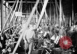 Standbild japanische Arbeiter in den Munitionsfabriken Japan, 1943, aus Sekunde 31 historischem Filmmaterial Videoclip 65675051698