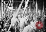 Standbild japanische Arbeiter in den Munitionsfabriken Japan, 1943, aus Sekunde 33 historischem Filmmaterial Videoclip 65675051698