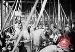Standbild japanische Arbeiter in den Munitionsfabriken Japan, 1943, aus Sekunde 34 historischem Filmmaterial Videoclip 65675051698