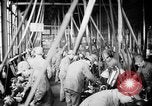 Standbild japanische Arbeiter in den Munitionsfabriken Japan, 1943, aus Sekunde 35 historischem Filmmaterial Videoclip 65675051698