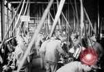 Standbild japanische Arbeiter in den Munitionsfabriken Japan, 1943, aus Sekunde 37 historischem Filmmaterial Videoclip 65675051698
