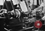 Standbild japanische Arbeiter in den Munitionsfabriken Japan, 1943, aus Sekunde 47 historischem Filmmaterial Videoclip 65675051698