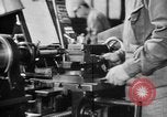 Standbild japanische Arbeiter in den Munitionsfabriken Japan, 1943, aus Sekunde 48 historischem Filmmaterial Videoclip 65675051698