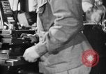 Standbild japanische Arbeiter in den Munitionsfabriken Japan, 1943, aus Sekunde 49 historischem Filmmaterial Videoclip 65675051698