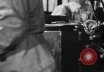 Standbild japanische Arbeiter in den Munitionsfabriken Japan, 1943, aus Sekunde 50 historischem Filmmaterial Videoclip 65675051698