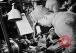 Standbild japanische Arbeiter in den Munitionsfabriken Japan, 1943, aus Sekunde 52 historischem Filmmaterial Videoclip 65675051698