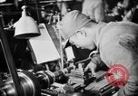 Standbild japanische Arbeiter in den Munitionsfabriken Japan, 1943, aus Sekunde 53 historischem Filmmaterial Videoclip 65675051698