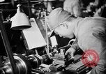 Standbild japanische Arbeiter in den Munitionsfabriken Japan, 1943, aus Sekunde 55 historischem Filmmaterial Videoclip 65675051698
