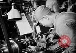 Standbild japanische Arbeiter in den Munitionsfabriken Japan, 1943, aus Sekunde 56 historischem Filmmaterial Videoclip 65675051698