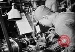 Standbild japanische Arbeiter in den Munitionsfabriken Japan, 1943, aus Sekunde 57 historischem Filmmaterial Videoclip 65675051698