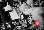 Standbild japanische Arbeiter in den Munitionsfabriken Japan, 1943, aus Sekunde 58 historischem Filmmaterial Videoclip 65675051698