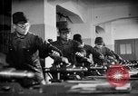 Standbild japanische Arbeiter in den Munitionsfabriken Japan, 1943, aus Sekunde 61 historischem Filmmaterial Videoclip 65675051698