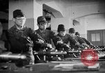 Standbild japanische Arbeiter in den Munitionsfabriken Japan, 1943, aus Sekunde 62 historischem Filmmaterial Videoclip 65675051698