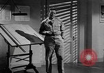Standbild Vergleich der konventionellen Bomben mit incendiaries Florida United States USA, 1945, aus Sekunde 4 historischem Filmmaterial Videoclip 65675051710