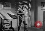 Standbild Vergleich der konventionellen Bomben mit incendiaries Florida United States USA, 1945, aus Sekunde 5 historischem Filmmaterial Videoclip 65675051710