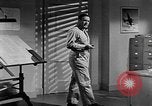 Standbild Vergleich der konventionellen Bomben mit incendiaries Florida United States USA, 1945, aus Sekunde 6 historischem Filmmaterial Videoclip 65675051710