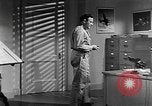 Standbild Vergleich der konventionellen Bomben mit incendiaries Florida United States USA, 1945, aus Sekunde 7 historischem Filmmaterial Videoclip 65675051710