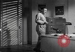 Standbild Vergleich der konventionellen Bomben mit incendiaries Florida United States USA, 1945, aus Sekunde 8 historischem Filmmaterial Videoclip 65675051710