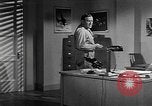 Standbild Vergleich der konventionellen Bomben mit incendiaries Florida United States USA, 1945, aus Sekunde 9 historischem Filmmaterial Videoclip 65675051710