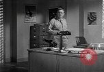 Standbild Vergleich der konventionellen Bomben mit incendiaries Florida United States USA, 1945, aus Sekunde 10 historischem Filmmaterial Videoclip 65675051710