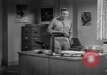 Standbild Vergleich der konventionellen Bomben mit incendiaries Florida United States USA, 1945, aus Sekunde 11 historischem Filmmaterial Videoclip 65675051710