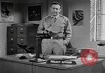 Standbild Vergleich der konventionellen Bomben mit incendiaries Florida United States USA, 1945, aus Sekunde 17 historischem Filmmaterial Videoclip 65675051710