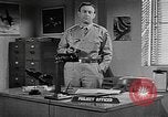 Standbild Vergleich der konventionellen Bomben mit incendiaries Florida United States USA, 1945, aus Sekunde 18 historischem Filmmaterial Videoclip 65675051710