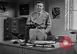 Standbild Vergleich der konventionellen Bomben mit incendiaries Florida United States USA, 1945, aus Sekunde 19 historischem Filmmaterial Videoclip 65675051710