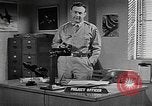 Standbild Vergleich der konventionellen Bomben mit incendiaries Florida United States USA, 1945, aus Sekunde 20 historischem Filmmaterial Videoclip 65675051710