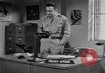 Standbild Vergleich der konventionellen Bomben mit incendiaries Florida United States USA, 1945, aus Sekunde 21 historischem Filmmaterial Videoclip 65675051710