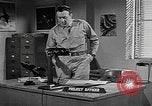 Standbild Vergleich der konventionellen Bomben mit incendiaries Florida United States USA, 1945, aus Sekunde 22 historischem Filmmaterial Videoclip 65675051710