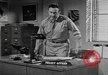 Standbild Vergleich der konventionellen Bomben mit incendiaries Florida United States USA, 1945, aus Sekunde 23 historischem Filmmaterial Videoclip 65675051710