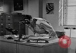Standbild Vergleich der konventionellen Bomben mit incendiaries Florida United States USA, 1945, aus Sekunde 24 historischem Filmmaterial Videoclip 65675051710
