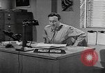 Standbild Vergleich der konventionellen Bomben mit incendiaries Florida United States USA, 1945, aus Sekunde 25 historischem Filmmaterial Videoclip 65675051710