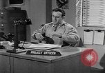 Standbild Vergleich der konventionellen Bomben mit incendiaries Florida United States USA, 1945, aus Sekunde 26 historischem Filmmaterial Videoclip 65675051710