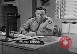 Standbild Vergleich der konventionellen Bomben mit incendiaries Florida United States USA, 1945, aus Sekunde 27 historischem Filmmaterial Videoclip 65675051710