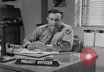 Standbild Vergleich der konventionellen Bomben mit incendiaries Florida United States USA, 1945, aus Sekunde 28 historischem Filmmaterial Videoclip 65675051710